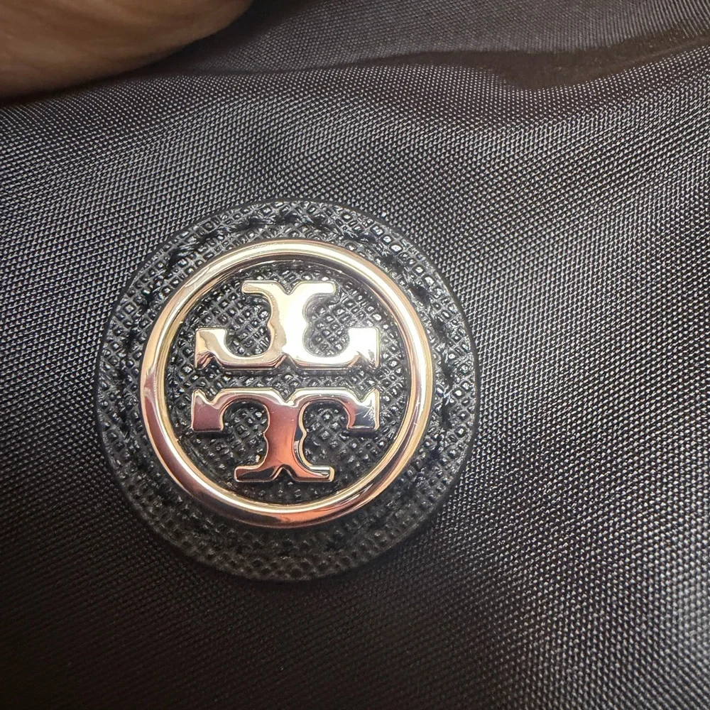 Tory Burch Virginia Messenger bag in black Nylon and Saffiano - Picture 13 of 15